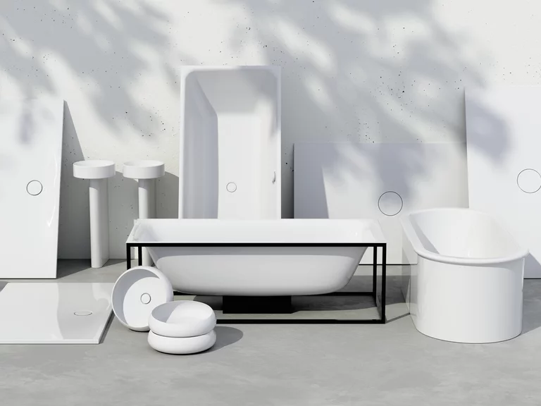 Kollektion weißer Badelemente in modernem Design, einschließlich Badewannen, Waschbecken und Duschwannen, arrangiert vor einer hellen Wand mit natürlichem Schattenspiel.