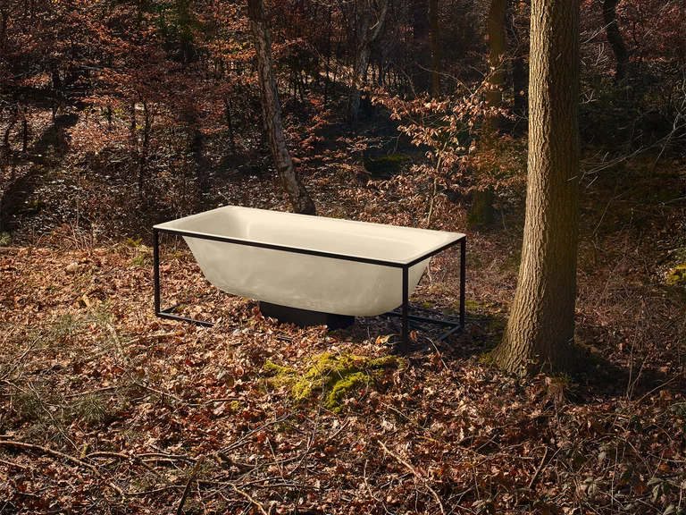 BetteLux Shape: Freistehende Bette Badewanne aus im herbstlichen Wald platziert.