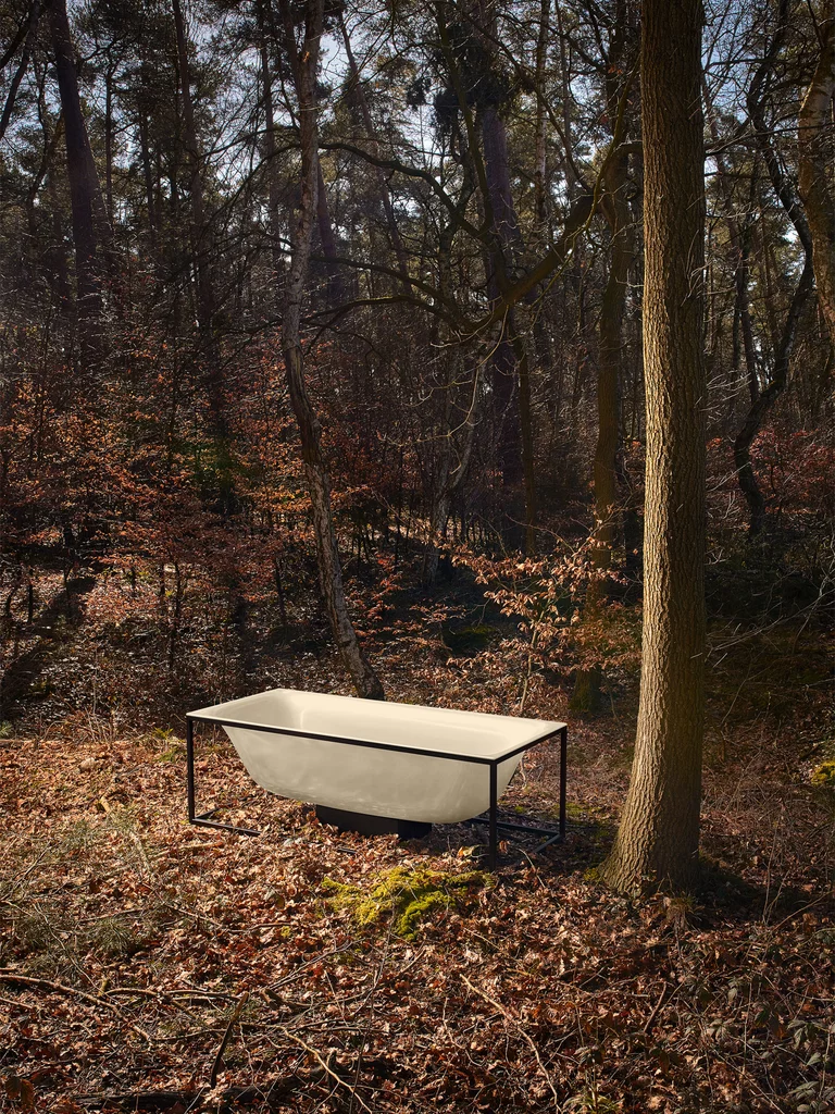 Forma BetteLux: vasca da bagno freestanding Bette collocata in una foresta autunnale.