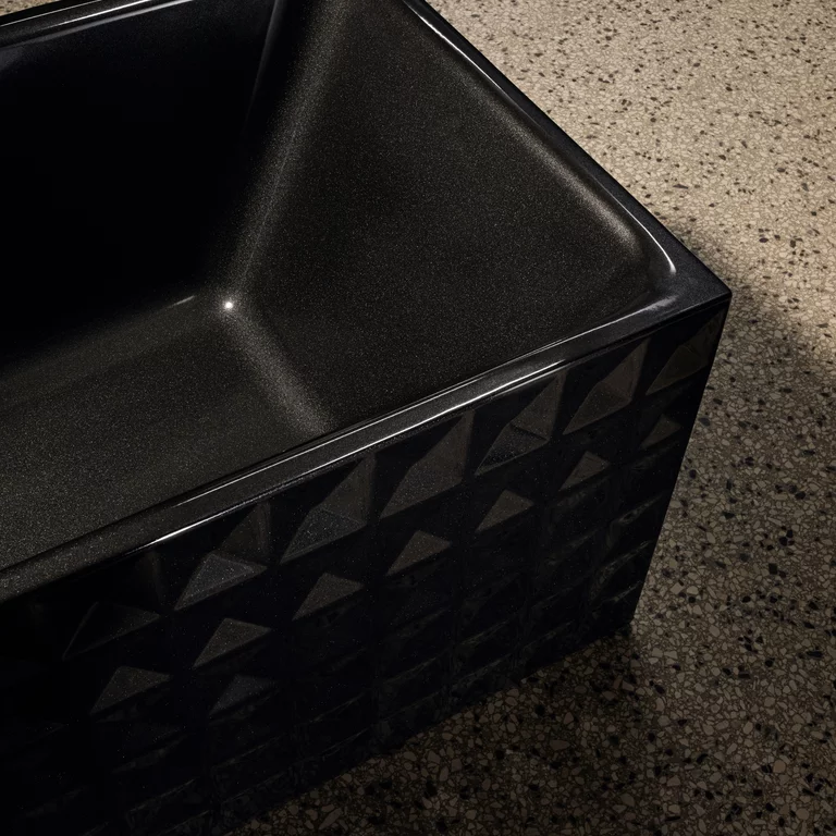 BetteLoft Ornament: черная, отдельно стоящая ванна с орнаментом на светло-коричневом пестром полу.