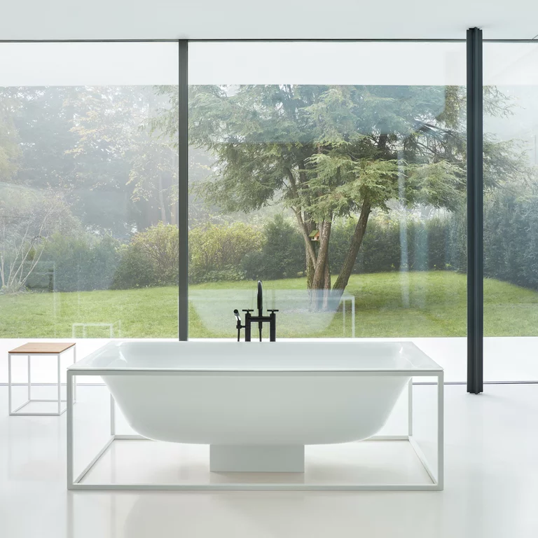 BetteLux Bañera con forma El diseño fluido y natural de la bañera BetteLux Shape es el resultado de una forma básica orgánica y unos bordes exteriores extremadamente filigranados.