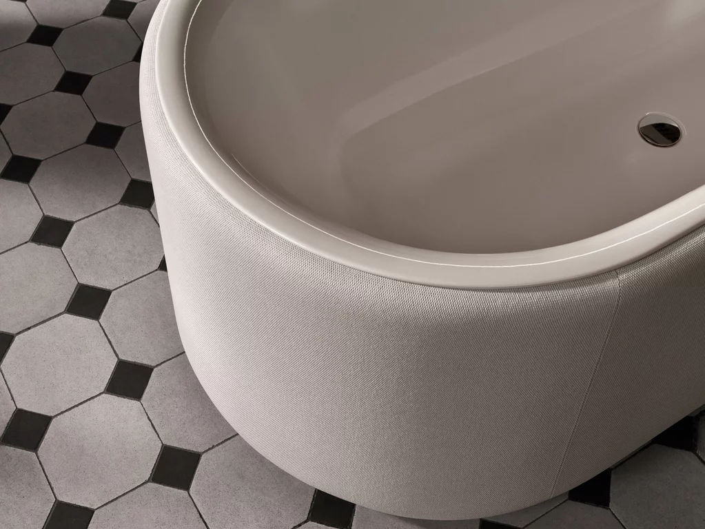 BetteLux Bañera Oval Couture Las primeras bañeras vestidas de tela llevan la comodidad al baño y el confort del baño a los salones.