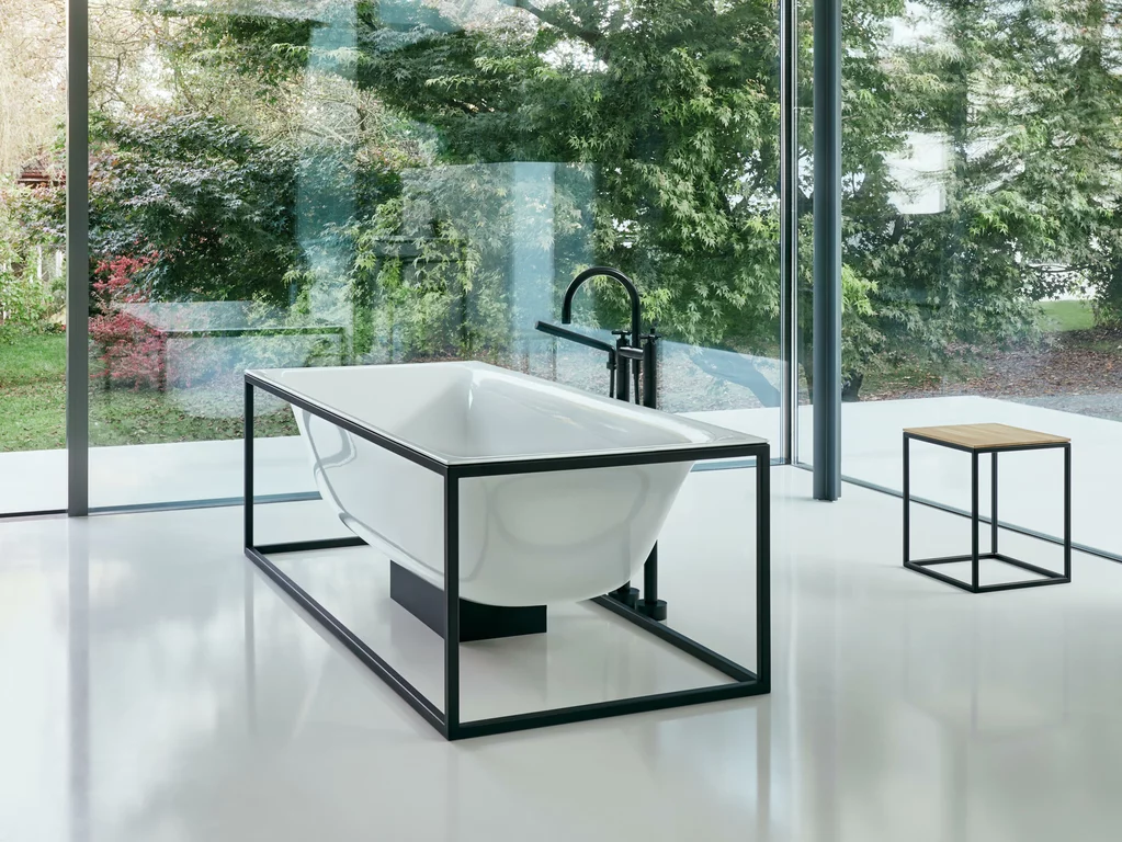 BetteLux Bañera con forma El diseño fluido y natural de la bañera BetteLux Shape es el resultado de una forma básica orgánica y unos bordes exteriores extremadamente filigranados.
