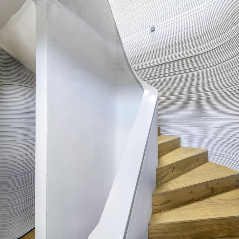 Лестница в доме 3D-принтера в Беккуме. Первый в Германии односемейный дом, построенный с использованием процесса 3D-печати бетона, находится в Беккуме в регионе Мюнстерланд.