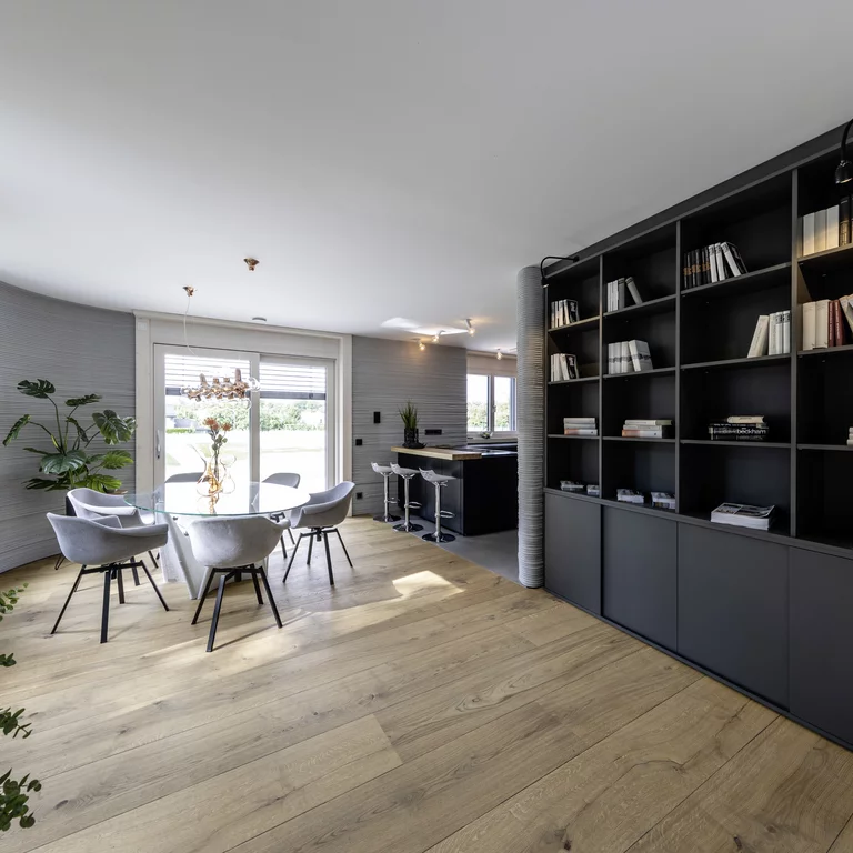 Жилое помещение в доме 3D-принтера, Беккум. Первый в Германии односемейный дом, построенный с использованием процесса 3D-печати бетона, находится в Беккуме в регионе Мюнстерланд.