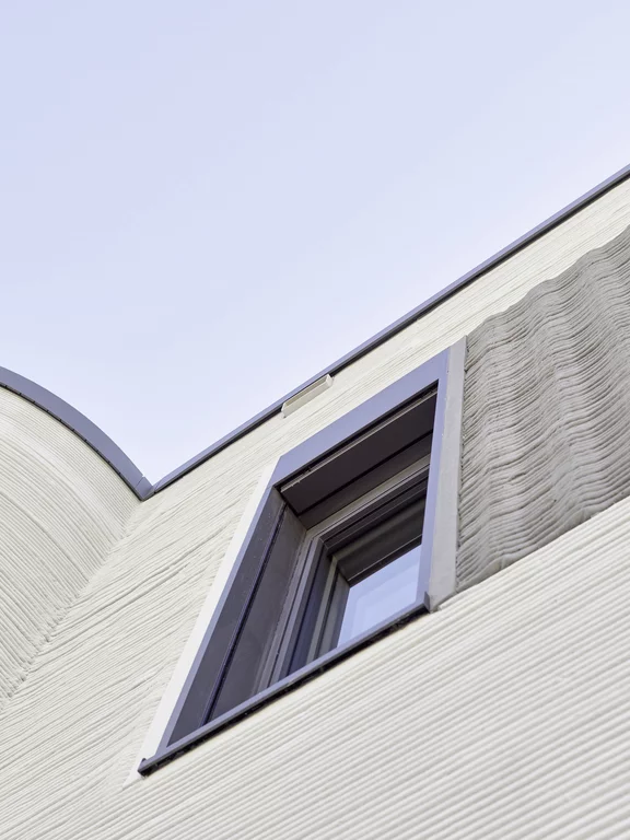 Укладка бетонно-цементной смеси в 3D-принтере в Беккуме. Первый в Германии односемейный дом, построенный с использованием процесса 3D-печати бетона, находится в Беккуме в регионе Мюнстерланд.