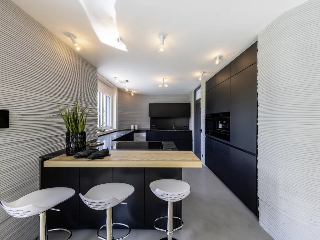 Кухня в доме 3D-принтера в Беккуме. Первый в Германии печатный односемейный дом в Беккуме в Мюнстерланде.