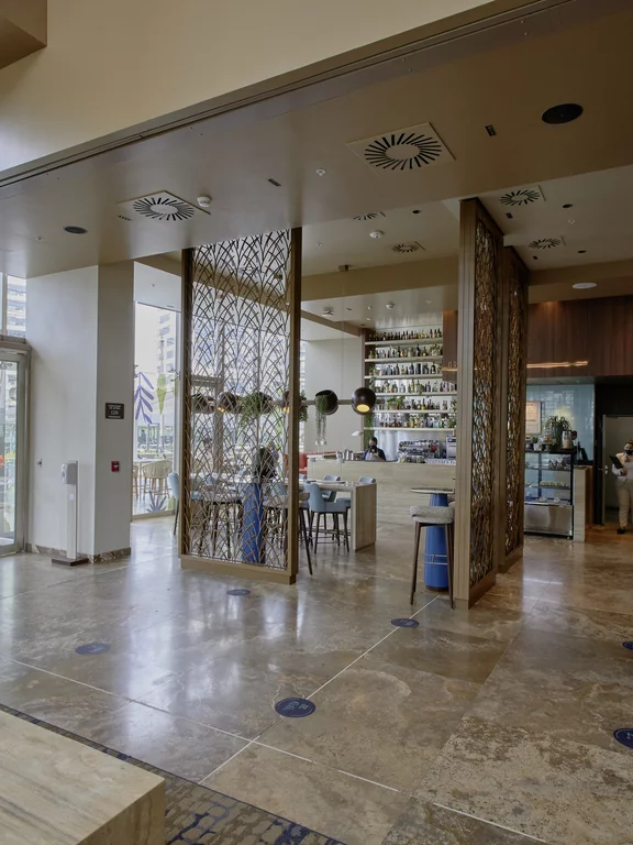 Hall d'entrée de l'hôtel Iberostar Selection Miraflores à Lima. Situé dans le quartier huppé de Miraflores, il offre une terrasse sur le toit avec piscine, des chambres avec de grandes fenêtres et une large vue sur le Pacifique.