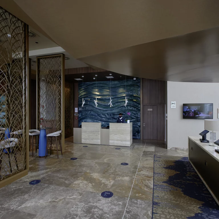 Lobby de l'hôtel Iberostar Selection Miraflores à Lima. Situé dans le quartier huppé de Miraflores, il offre une terrasse sur le toit avec piscine, des chambres avec de grandes fenêtres et une large vue sur le Pacifique.