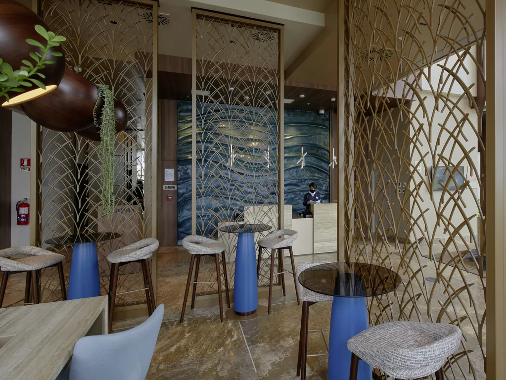 Lobby de l'hôtel Iberostar Selection Miraflores à Lima. Situé dans le quartier huppé de Miraflores, il offre une terrasse sur le toit avec piscine, des chambres avec de grandes fenêtres et une large vue sur le Pacifique.