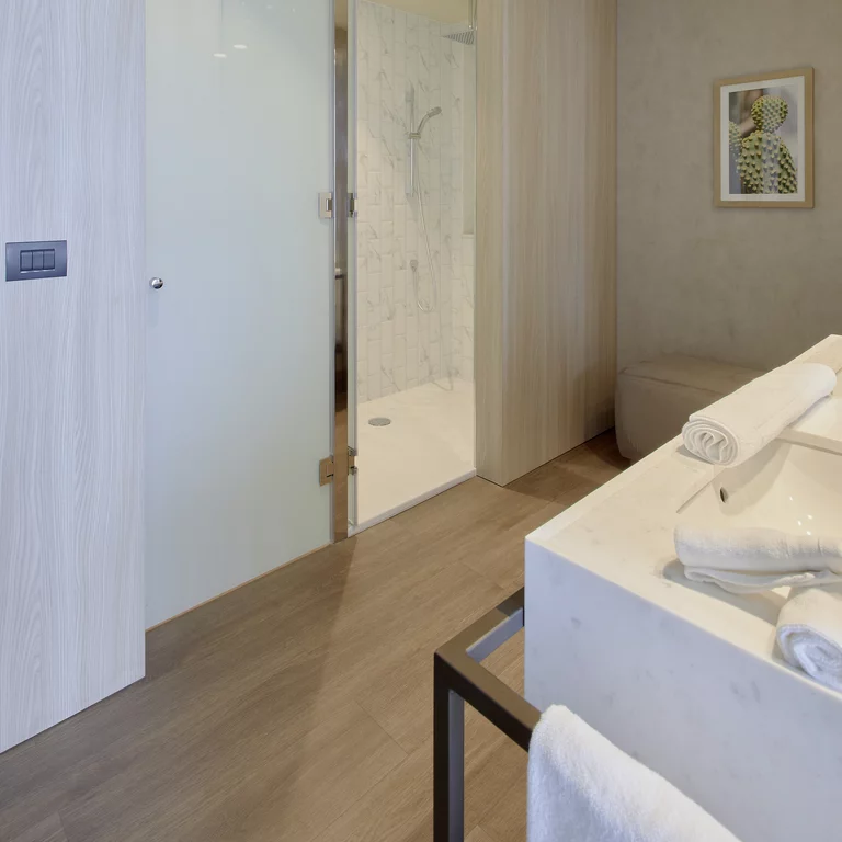 Plan de douche BetteUltra dans la salle de bains de l'hôtel Iberostar. Pour les salles de bains, les concepteurs ont opté pour des receveurs de douche BetteUltra.