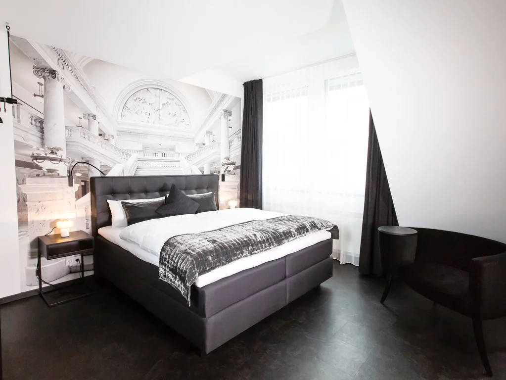 Slaapkamer in het Boutique Hotel K7, Bad Nauheim. De kamers in het Boutique Hotel K7 in Bad Nauheim zijn ontworpen volgens verschillende themawerelden die overeenkomen met de respectievelijke kamers.