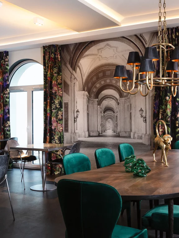 Eetkamer van het Boutique Hotel K7, Bad Nauheim. Ook de eetzaal van het Boutique Hotel K7 in Bad Nauheim combineert ingetogen glamour met moderne ideeën tot een eigentijds, stijlvol interieur.