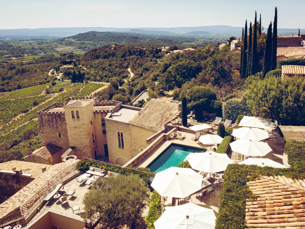 Hotel Crillon le Brave op een heuvel bij Avignon, Frankrijk. Het hotel Crillon le Brave op een heuvel in de buurt van Avignon, Frankrijk, bestaat uit tien afzonderlijke gebouwen uit de 17e en 18e eeuw.