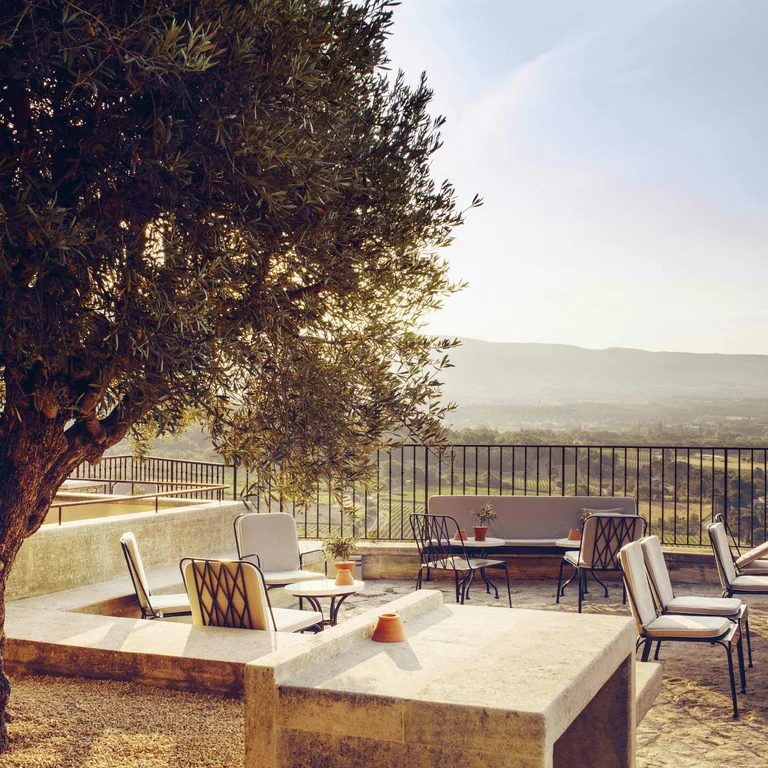 Hotel Crillon le Brave op de helling van een bergdorp bij Avon, Frankrijk. Hotel Crillon le Brave ligt op de helling van een klein bergdorpje in de buurt van Avon, Frankrijk, met uitzicht op wijngaarden en olijfbomen.
