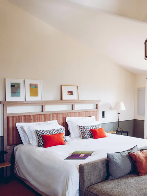 Slaapkamer in het Hotel Crillon le Brave, Frankrijk. De kamers in Hotel Crillon le Brave, Frankrijk, combineren warme kleuren met eenvoudige elegantie.