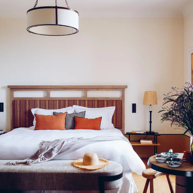 Slaapkamer in het Hotel Crillon le Brave, Frankrijk. De kamers in Hotel Crillon le Brave, Frankrijk, combineren traditie en natuurlijke materialen met warme kleuren en luxueuze chic.