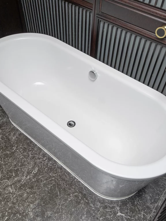 Dans les salles de bains de la maison, la baignoire deux places BetteStarlet Flair Oval apporte une touche de chic minimaliste.