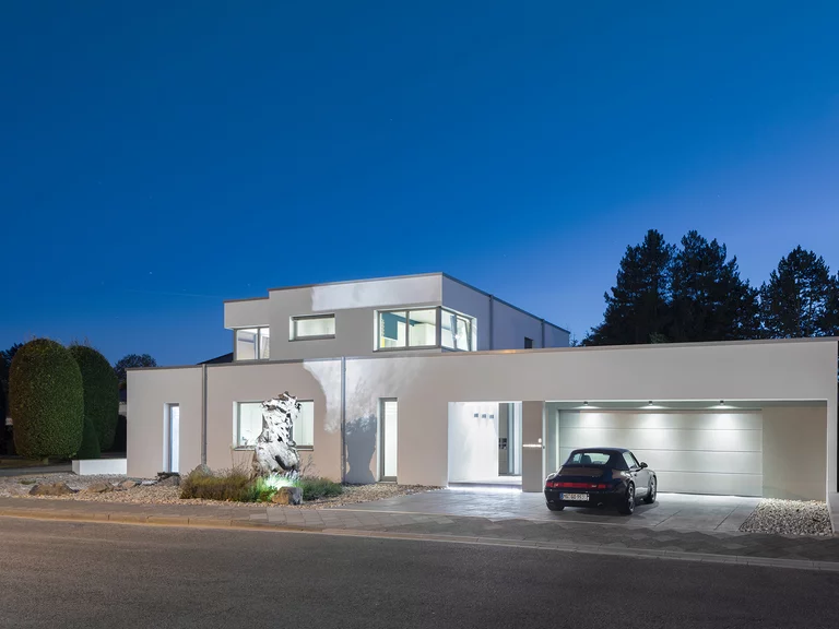 L'architecte d'intérieur Wiebke Rütters a réalisé ses rêves personnels d'habitat dans sa maison privée. En mettant l'accent sur la durabilité, la modularité et la fonctionnalité, l'architecte d'intérieur Wiebke Rütters crée son habitat de rêve personnel.