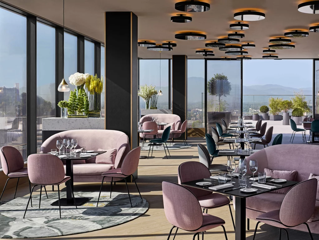 Ресторан, отель Intercontinental Ljubljana. Ресторан отеля Intercontinental Ljubljana современно и элегантно обставлен.