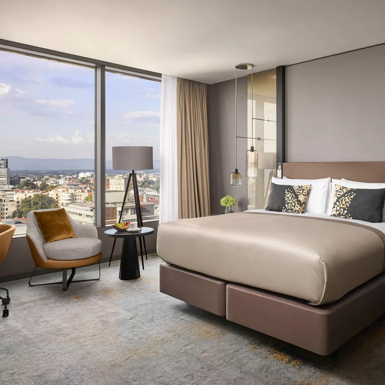 King Standard Bedroom, отель Intercontinental Ljubljana. Спальни в отеле Intercontinental Ljubljana, самом высоком здании города, обещают элегантность, комфорт и дизайн вне времени.
