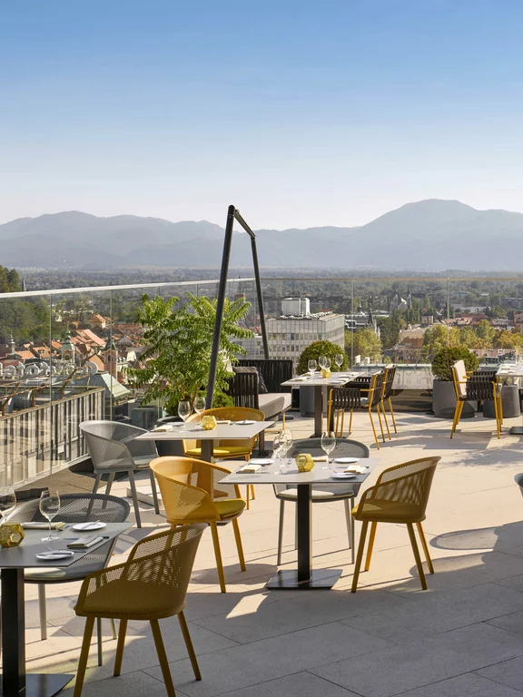Вид с террасы отеля Intercontinental Ljubljana на город. С террасы ресторана отеля Intercontinental Ljubljana открывается широкий вид на город.