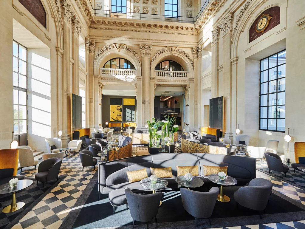 Стильный бар Le Dome в отеле Intercontinental Lyon Hotel-Dieu, Франция. Стильный бар Le Dome в отеле Intercontinental Lyon Hotel-Dieu, Франция, который идеально вписывается в классическую архитектуру отеля.
