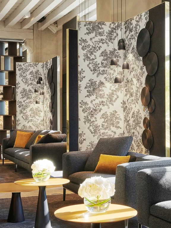 Современный консьерж в отеле Intercontinental Lyon Hotel-Dieu, Франция. Современный консьерж в отеле Intercontinental Lyon Hotel-Dieu, Франция, отражает сдержанную роскошь интерьера.