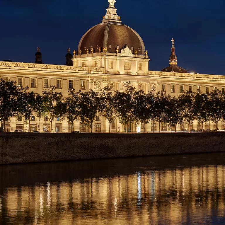 Великолепный неоклассический фасад отеля Intercontinental Lyon Hotel-Dieu, Франция. Реконструкция отеля Intercontinental Lyon Hotel-Dieu, великолепный неоклассический фасад которого датируется 18 веком, заняла шесть лет.