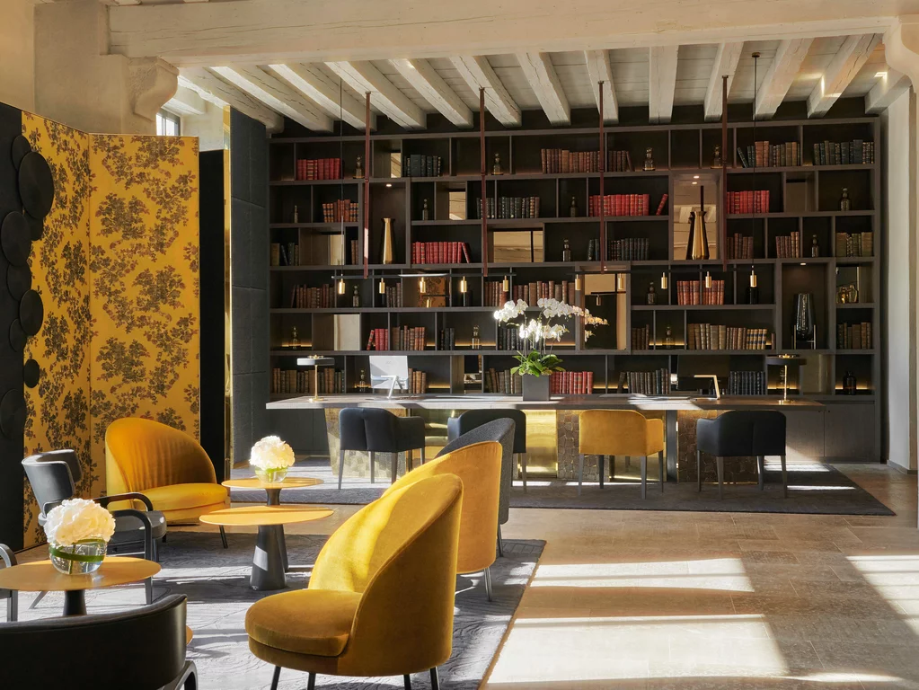 Стойка регистрации отеля Intercontinental Lyon Hotel-Dieu, Франция. Приемная отеля Intercontinental Lyon Hotel-Dieu, Франция, излучает сдержанную роскошь.