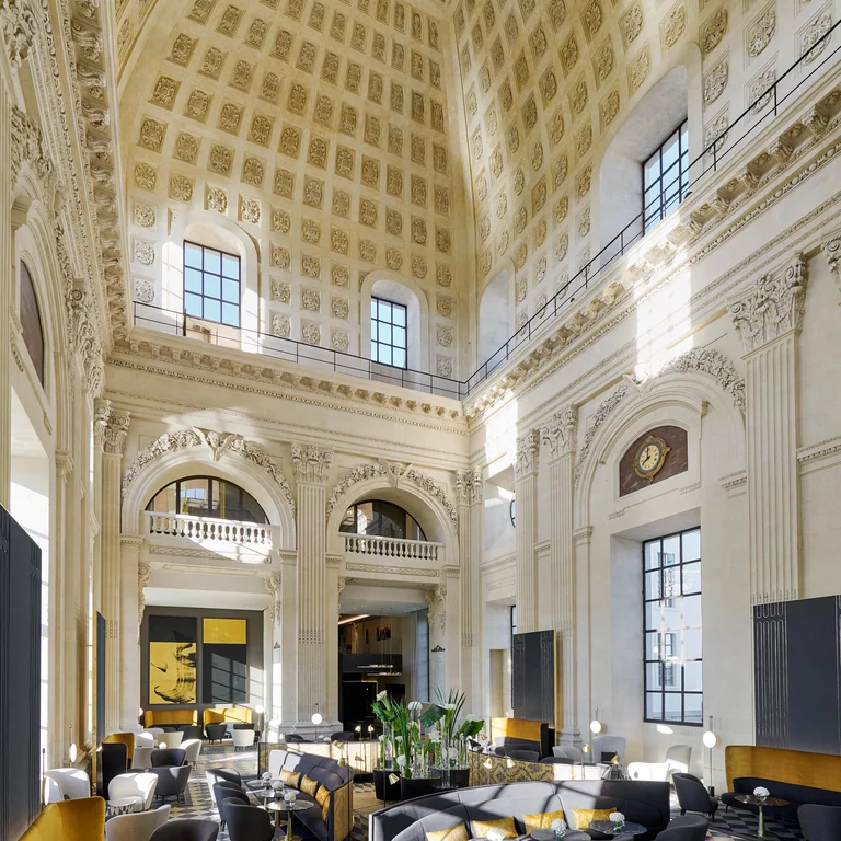 Бар Le Dome в отеле Intercontinental Lyon Hotel-Dieu, Франция. Бар Le Dome в отеле Intercontinental Lyon Hotel-Dieu, Франция, сочетает классическую архитектуру с современным интерьером.
