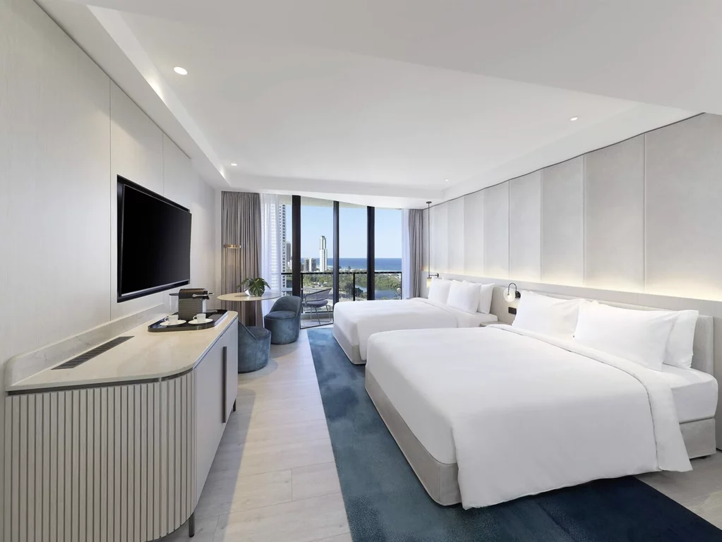 Una delle 223 camere di lusso del JW Marriott Golden Coast Resort & Spa, Surfers Paradise. Con le sue camere e suite di nuova concezione, il JW Marriott Gold Coast Resort offre l'ambiente ideale per un moderno e lussuoso relax a 5 stelle sulla costa più bella dell'Australia.