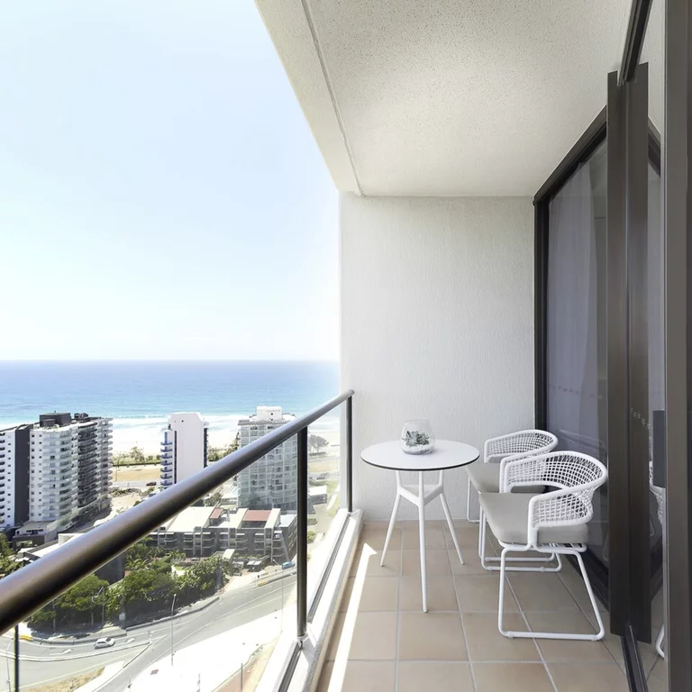Vista mozzafiato sul mare al JW Marriott Resort & Spa, Surfers Paradise. Le camere lussuose e di nuova concezione del JW Marriott Hotel & Spa offrono viste mozzafiato sul mare e sullo skyline.