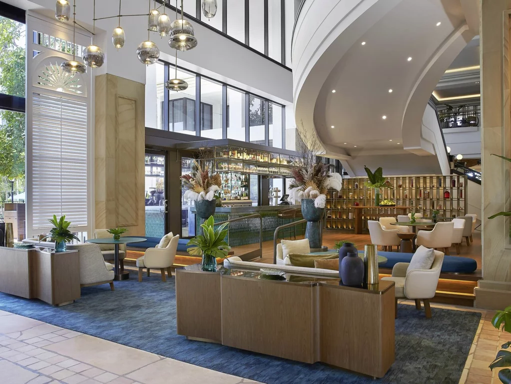 Lobby del JW Marriott Gold Coast Resort, Surfers Paradise. Con le sue camere e suite di nuova concezione, il JW Marriott Gold Coast Resort offre l'ambiente ideale per un moderno e lussuoso relax a 5 stelle sulla costa più bella dell'Australia.