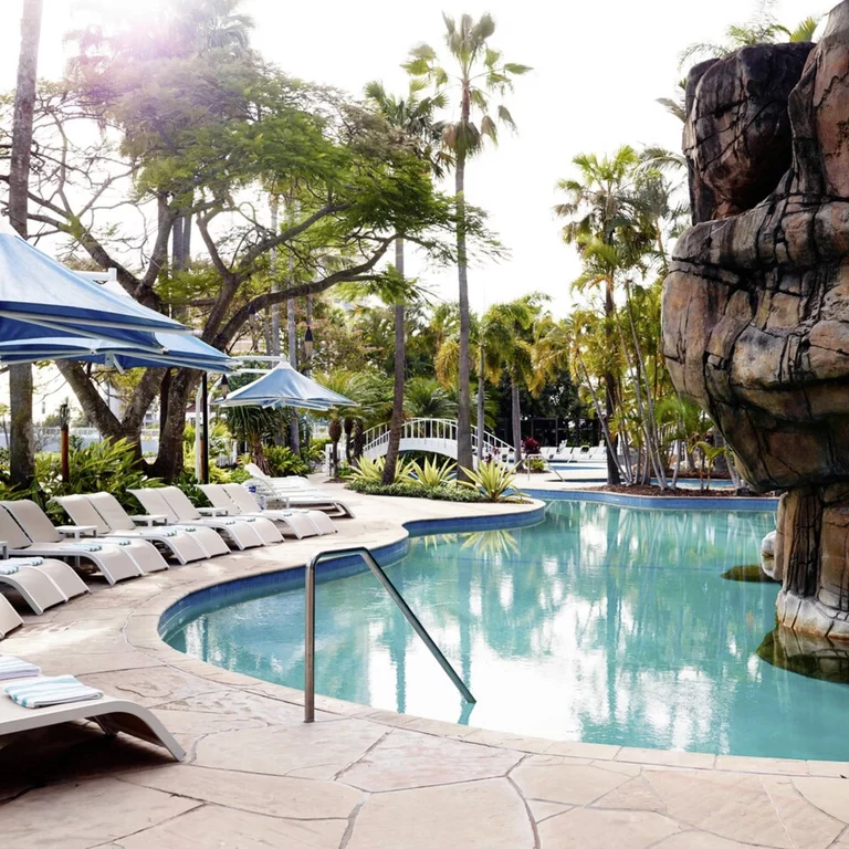 Zona piscina al JW Marriott Gold Coast Resort & Spa, Surfers Paradise. Il JW Marriott Gold Coast Resort offre l'ambiente ideale per un moderno e lussuoso relax a 5 stelle sulla costa più bella dell'Australia.