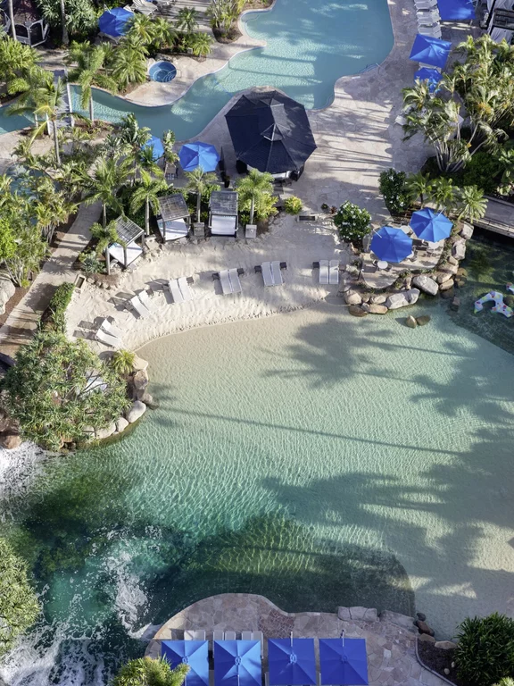 Zona piscina al JW Marriott Gold Coast Resort & Spa, Surfers Paradise. La lussuosa area della piscina del JW Marriott Gold Coast Resort & Spa offre riposo e relax.