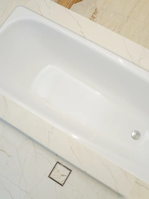 I bagni sono dotati della vasca ovale BetteStarlet Flair. Nell'hotel, 279 camere moderne ed elegantemente arredate e due stabilimenti gastronomici garantiscono un soggiorno rilassante in città.