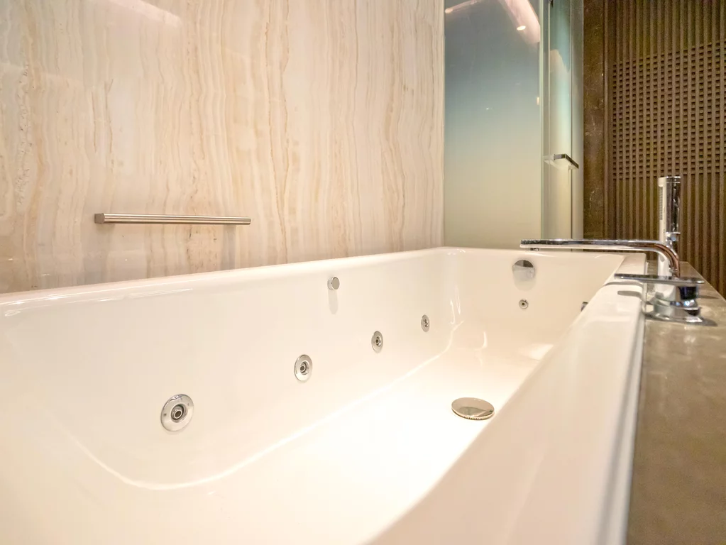 La baignoire BetteSelect avec système balnéo de l'hôtel Jumeirah Guangzhou, Chine, au design épuré. La baignoire BetteSelect avec système balnéo de l'hôtel Jumeirah Guangzhou, en Chine, allie un design épuré à un grand confort et à une utilisation flexible.