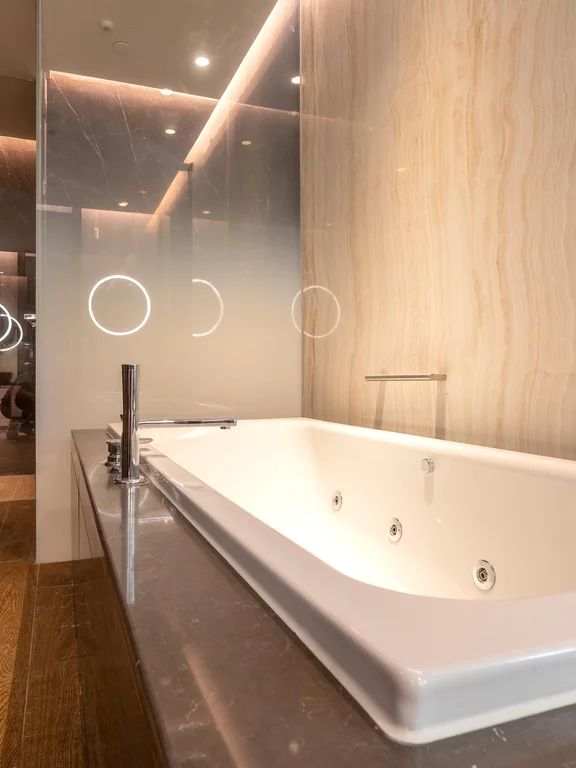 La confortable baignoire BetteSelect avec système balnéo dans l'espace spa et bien-être de l'hôtel Jumeirah Guangzhou, Chine. La confortable baignoire BetteSelect avec système balnéo dans l'espace spa et bien-être de l'hôtel Jumeirah Guangzhou, Chine, au design élégant.