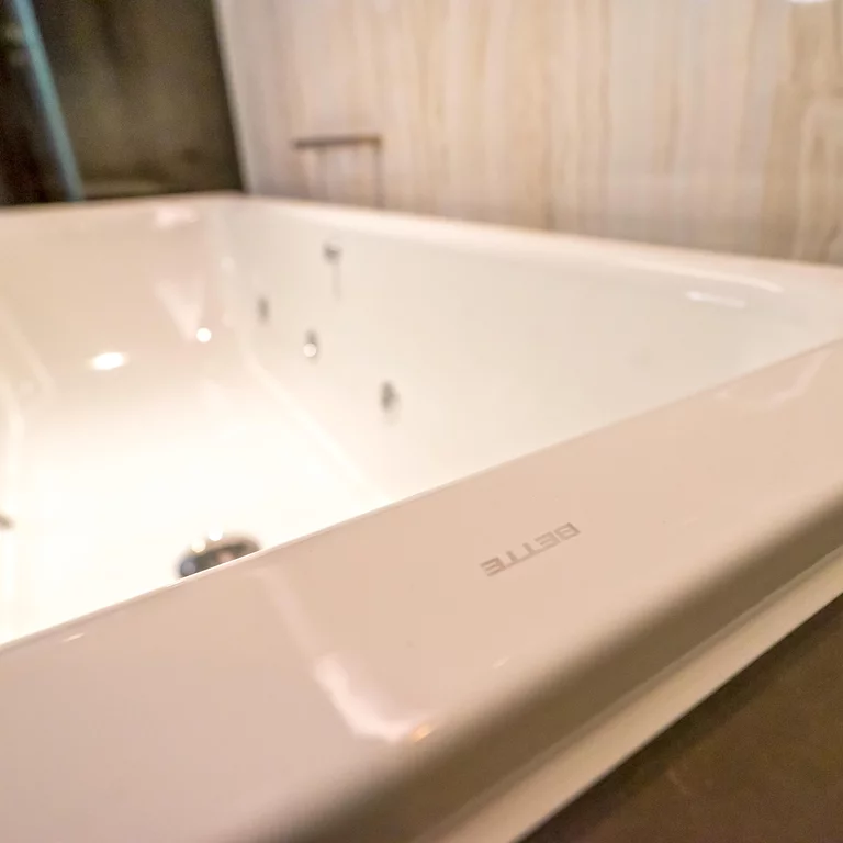 La baignoire BetteSelect avec système balnéo de l'hôtel Jumeirah Guangzhou, Chine, au design épuré. La baignoire BetteSelect avec système balnéo de l'hôtel Jumeirah Guangzhou, en Chine, allie un design épuré à un grand confort et à une utilisation flexible.