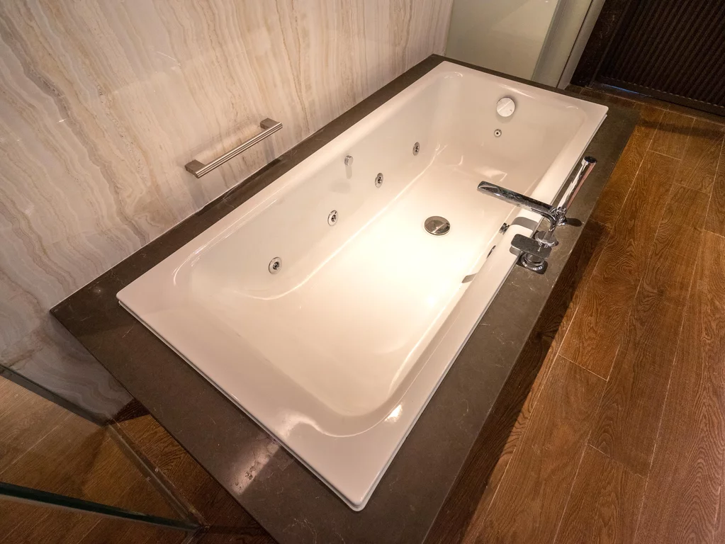 Espace spa et bien-être à l'hôtel Jumeirah Guangzhou, Chine, avec baignoire BetteSelect avec système balnéo. Dans l'espace spa et bien-être de l'hôtel Jumeirah Guangzhou, en Chine, la baignoire BetteSelect avec système balnéo assure le confort dans un design élégant.