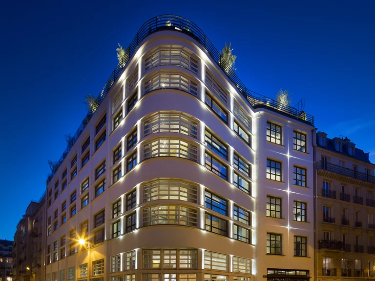 Пышно отреставрированный пятизвездочный отель Le Cinq Codet в Париже расположен в бывшем здании Telecom France, построенном в 1930-х годах.