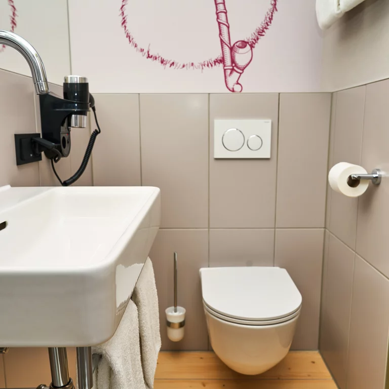 BetteUltra shower trays in the bathrooms of the Mc Dreams hotels. In the bathroom, BetteUltra shower trays with our BetteZarge ensure good design, special durability, easy care and low-maintenance operation.