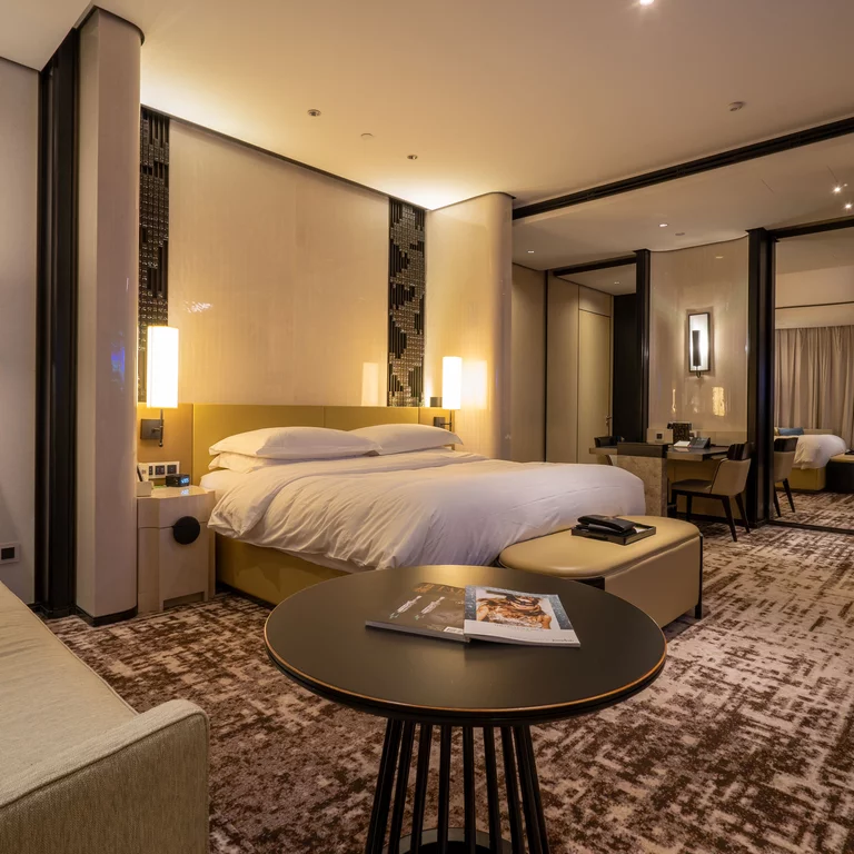 Гостиничный номер в отеле Nanjing Jumeirah Hotel, Китай. Архитектор Заха Хадид создала теплую и яркую атмосферу в номерах отеля Nanjing Jumeirah Hotel, Китай.
