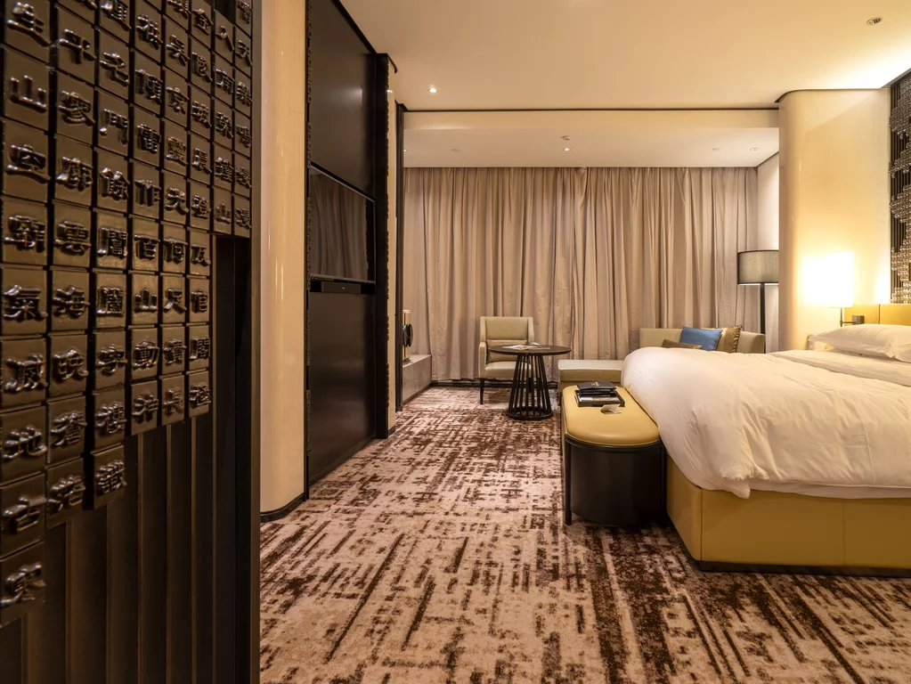 Гостеприимные гостиничные номера в отеле Nanjing Jumeirah, Китай. Привлекательные гостиничные номера в отеле Nanjing Jumeirah, Китай, созданы путем сочетания традиционных элементов с современным дизайном.