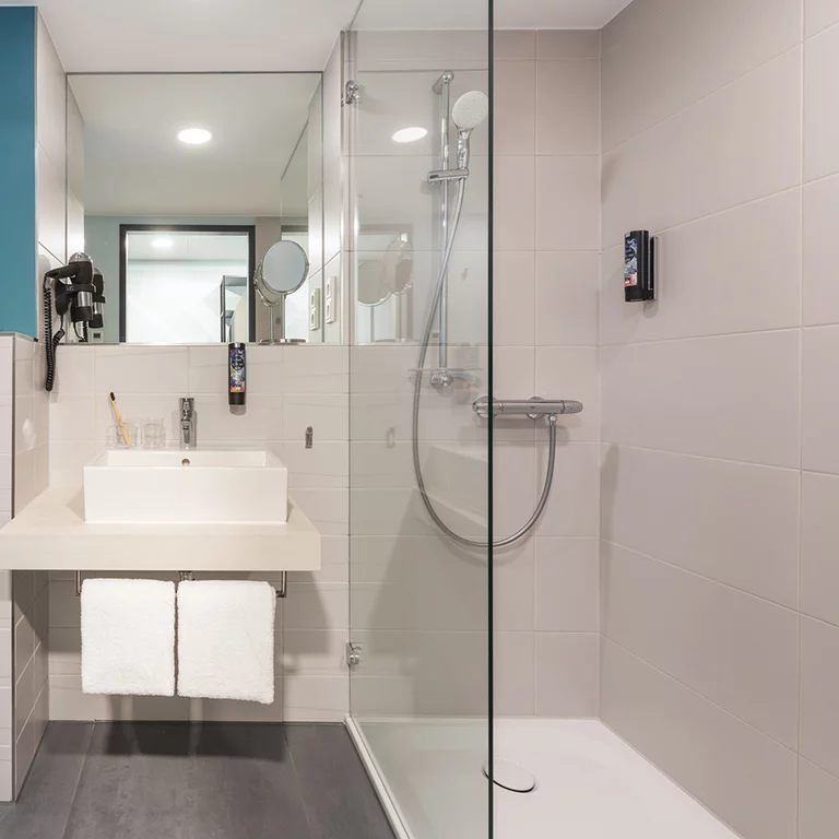 Raised installation of BetteUltra shower tray with BetteAntirutsch Pro in the Niu Seven Hotel, Düsseldorf