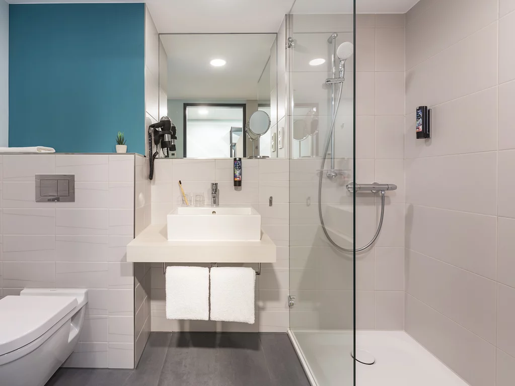 Erhöhter Einbau BetteUltra Duschwanne mit BetteAntirutsch Pro im Niu Seven Hotel, Düsseldorf