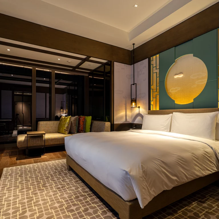Schlafzimmer im Fünf-Sterne-Hotel Park Hyatt Shenzhen nach asiatischen Gestaltungsprinzipien. Das Fünf-Sterne-Hotel Park Hyatt Shenzhen verbindet asiatische Gestaltungsprinzipien mit Sorgfalt für Details und Dekor-Elemente.