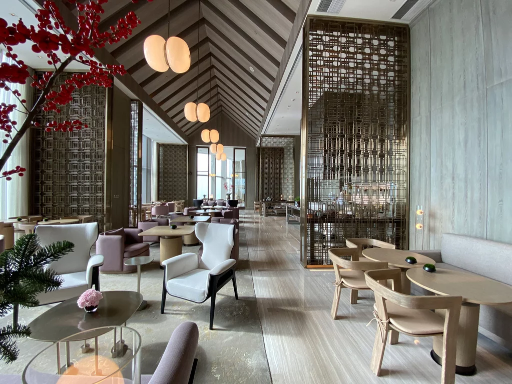 Park Hyatt Hotel Shenzhen im Futian Geschäftsviertel. Im Park Hyatt Shenzhen erwarten erlesene Dekor-Elemente und eine atemberaubende Aussicht die Gäste.