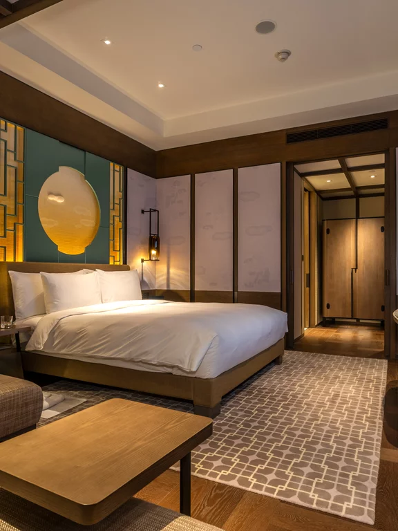 Das Fünf-Sterne-Hotel Park Hyatt Shenzhen verfügt über 195 geräumige Zimmer, davon 24 Suiten. Das Fünf-Sterne-Hotel Park Hyatt Shenzhen verfügt über 195 geräumige Zimmer, davon 24 Suiten, die den asiatischen Gestaltungsprinzipien folgen.